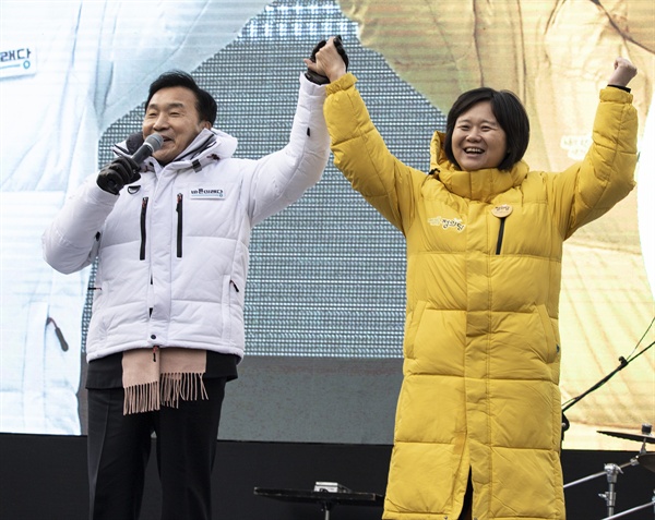 15일 오후 서울 여의도 국회 앞 의사당 대로에서 열린 '선거제도 개혁을 위한 여의도 불꽃 집회'에서 바른미래당 손학규 대표(왼쪽)와 정의당 이정미 대표(오른쪽)가 인사하고 있다. 