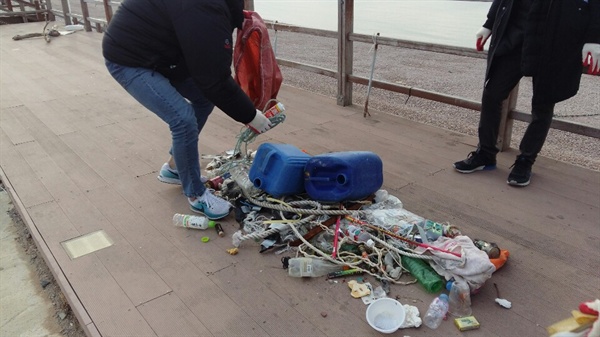 환경운동연합 활동가가 수거한 쓰레기를 풀어놓고있다.