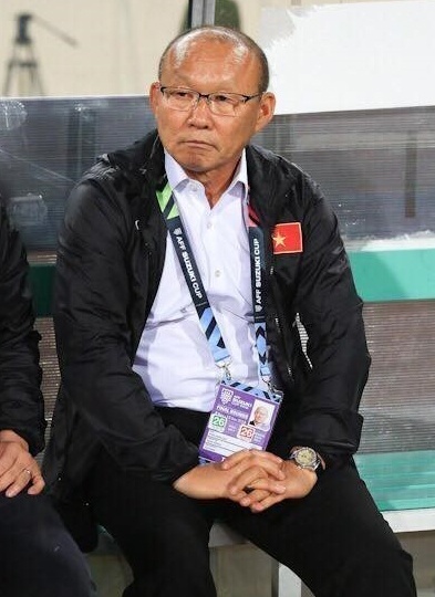 경기 지켜보는 박항서 감독 15일 오후 베트남 하노이의 미딘 국립경기장에서 열린 베트남과 말레이시아의 2018 아세안축구연맹(AFF) 스즈키컵 결승 2차전에서 박항서 감독이 경기를 지켜보고 있다. 
