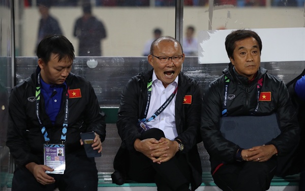 경기 지켜보는 박항서 감독 15일 오후 베트남 하노이의 미딘 국립경기장에서 열린 베트남과 말레이시아의 2018 아세안축구연맹(AFF) 스즈키컵 결승 2차전에서 박항서 감독(가운데)이 이영진 코치와 함께 경기를 지켜보고 있다.