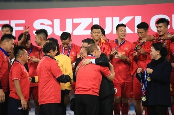 15일 오후 베트남 하노이의 미딘 국립경기장에서 열린 베트남과 말레이시아의 2018 아세안축구연맹(AFF) 스즈키컵 시상식에서 박항서 감독이 응우옌 쑤언 푹 총리에게 우승메달을 받고 포옹을 하고 있다.
