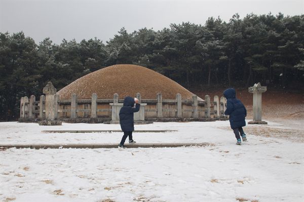 김유신 장군묘 앞에서 어린아이들이 눈싸움 하는 모습