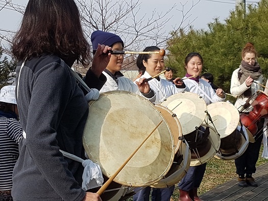 홍동 뜸방 승소기념 잔치에서는 홍동에서 활동하고 있는 헔소리가 풍물팀이 축하 공연을 펼쳤다. 