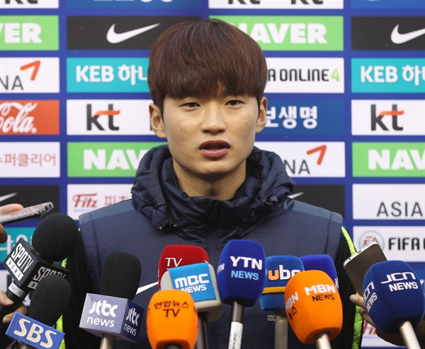 인터뷰하는 김진수 11일 오후 울산종합운동장에서 대한민국 축구 국가대표팀의 김진수가 취재진과 인터뷰하고 있다. 