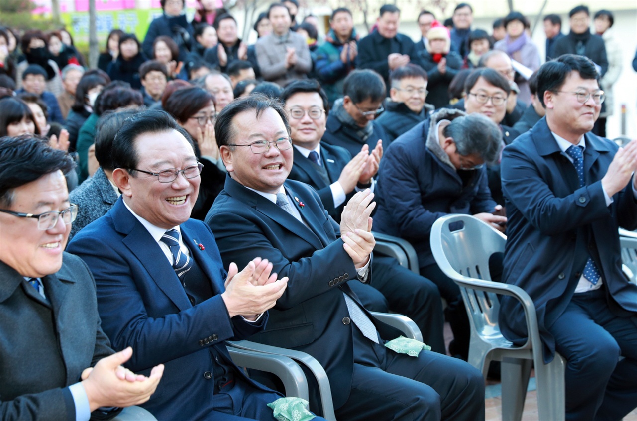 김부겸 장관이 지난 14일 울산시장관사(현재 어린이집 운영)로 사용되었던 부지에 대한 복합개발사업 설명회에 송철호 울산시장, 김진규 남구청장 등과 함께 참석해 박수를 치고 있다.