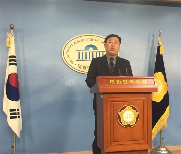 김종훈 의원이 17일 오전 11시 국회 정론관에서 '태안 노동자 사망, 정부여당이 막을 수 있었다'는 내용의 기자회견을 하고 있다

 

기자회견을 진행했습니다.

 
