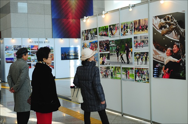 남·북·해외 공동사진전 ‘평양이 온다’ 대전 전시가 12월 17일부터 31일까지 대전시청 2층 로비에서 진행된다. 개막식이 있던 날 시민들이 전시장을 찾아와 사진을 보고 있다.