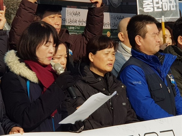 고 김용균시민대책위 출범 기자회견에 참석한 고인의 어머니(사진 가운데)가 슬픔에 잠겨있다.