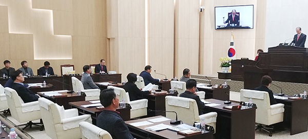 의회가 2019년도 예산안을 의결하고 있다.