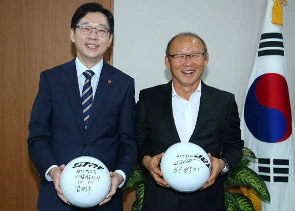 김경수 경남지사는 박항서 감독한체 축전을 보냈다. 사진은 9월 11일 경남도청을 방문했을 때 김 지사와 박 감독이 함께 찍은 사진이다.