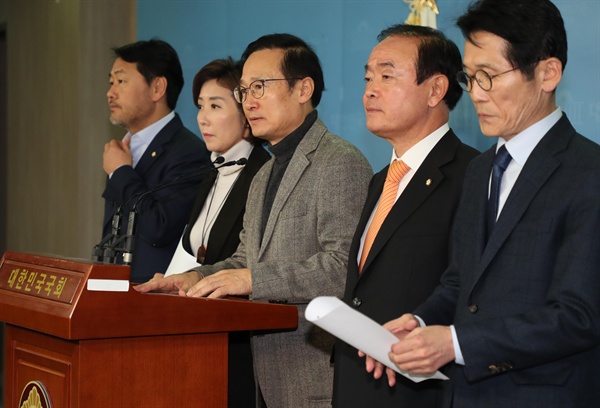 여야 5당 원내대표가 지난 15일 오후 국회 정론관에서 연동형 비례대표제 도입 검토를 합의한 것과 관련해 기자회견을 하고 있는 모습. 