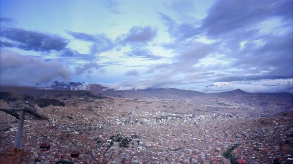 설산에 둘러싸인 복잡한 도시 라파즈. 그 도시 위로 색색의 케이블카가 시민들의 출퇴근 이동을 담당하고 있다. 건설 당시, 빈민들이 부자 동네로 오는 게 싫어서 부유층이 반대했다고 한다. 사진 왼쪽 아래에 케이블카가 보인다