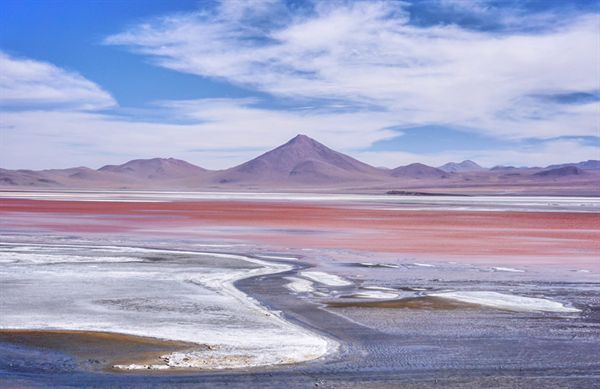 붉은 호수 Laguna Colorada 라구나 콜로라다.  붉은 호수 Laguna Colorada 라구나 콜로라다. 1990년 람사르 습지 국제협약에 의해 자연보호지역으로 지정되었다