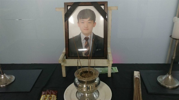  누군가 영정사진이 놓인 단상에 두고 간 과자와 만 원. 사고 후 고인의 가방에서 라면과 과자가 발견됐다. 김 씨는 휴게시간이 보장되지 않아 라면과 과자로 식사를 대신한 것으로 알려졌다. 사진 전 청주방송 계희수 기자