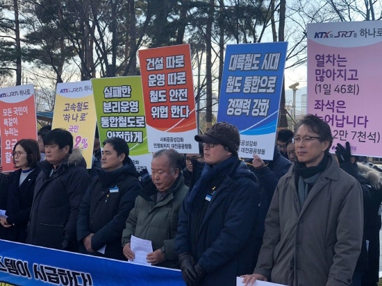 26일 남북 철도 연결 착공식이 예정되어 있는 상황에서 발생한 철도 사고는 안전에 대해 더욱 우려하게 만든다