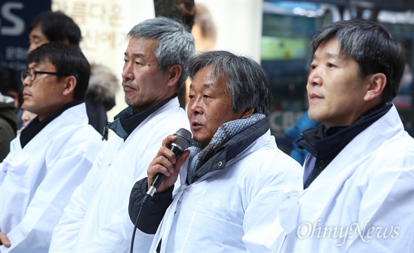 금속노조 파인텍지회 박준호, 홍기탁 고공농성 402일, 차광호 지회장 무기한 단식농성 9일째인 18일 오전 농성장이 설치된 서울 목동 스타플렉스(파인텍) 서울사무소앞에서 사회단체 대표자 나승구 신부, 박래군 인권재단사람 소장, 박승렬 목사, 송경동 시인 무기한 동조단식 돌입 기자회견이 열렸다. (왼쪽부터) 송경동 시인, 차광호 지회장, 박래군 인권재단사람 소장, 박승렬 목사.