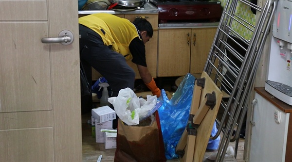 집안 구석구석 쌓여 있던 쓰레기와 먼지, 곰팡이를 깨끗하게 청소한 후 집수리, 세탁 등의 서비스가 이어진다.