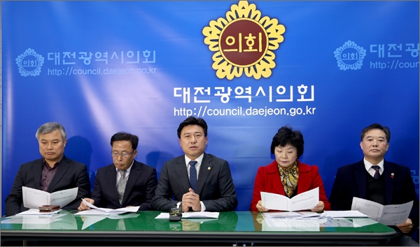 김종천(가운데) 대전시의회 의장을 비롯한 의장단이 18일 오전 대전시의회에서 2018년을 결산하는 기자간담회를 열고 있다.