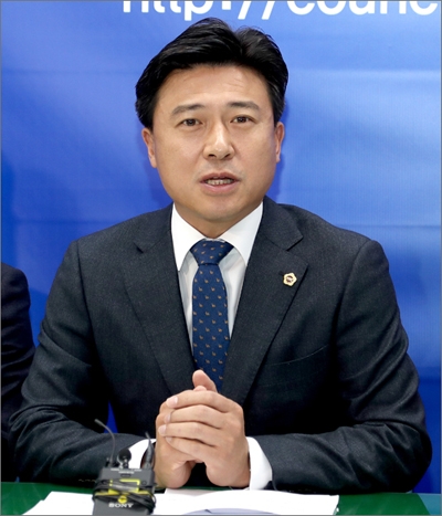 2018년 결산 기자간담회를 열고 있는 김종천 대전시의회 의장.