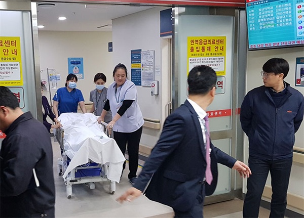 18일 오후 강릉 펜션 사고로 의식을 잃은 학생이 강릉아산병원 응급실에서 고압치료실로 이동하고있다.