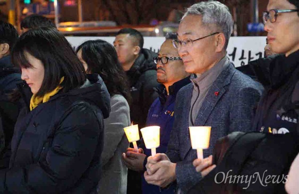 12월 18일 저녁 창원 정우상가 앞에서 열린 "태안화력 비정규직 24살 고 김용균님 추모문화제"에 참가한 더불어민주당 권민호 '창원성산' 국회의원 보궐선거 예비후보가 촛불을 들고 서 있다.