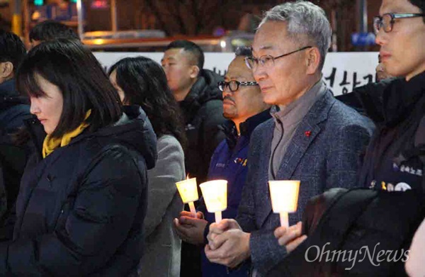  12월 18일 저녁 창원 정우상가 앞에서 열린 "태안화력 비정규직 24살 고 김용균님 추모문화제"에 참가한 더불어민주당 권민호 '창원성산' 국회의원 보궐선거 예비후보가 촛불을 들고 서 있다.