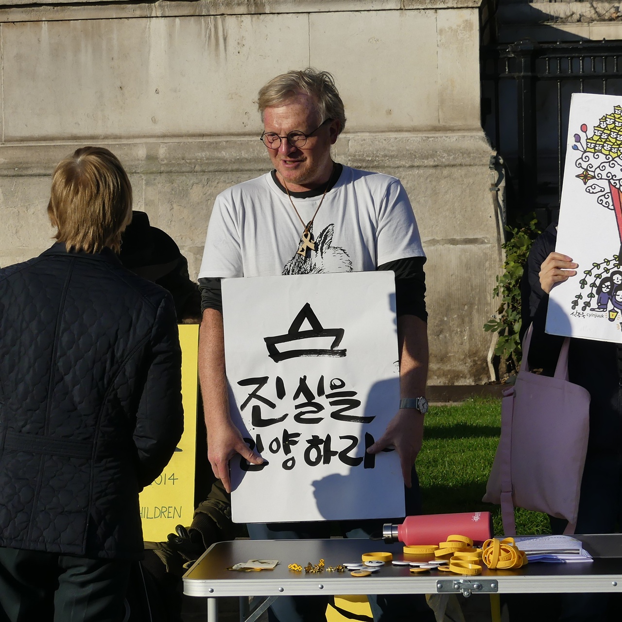 영국 런던에서 세월호 참사 진상규명 집회에 참여하고 하고 있는 앤드류 활동가