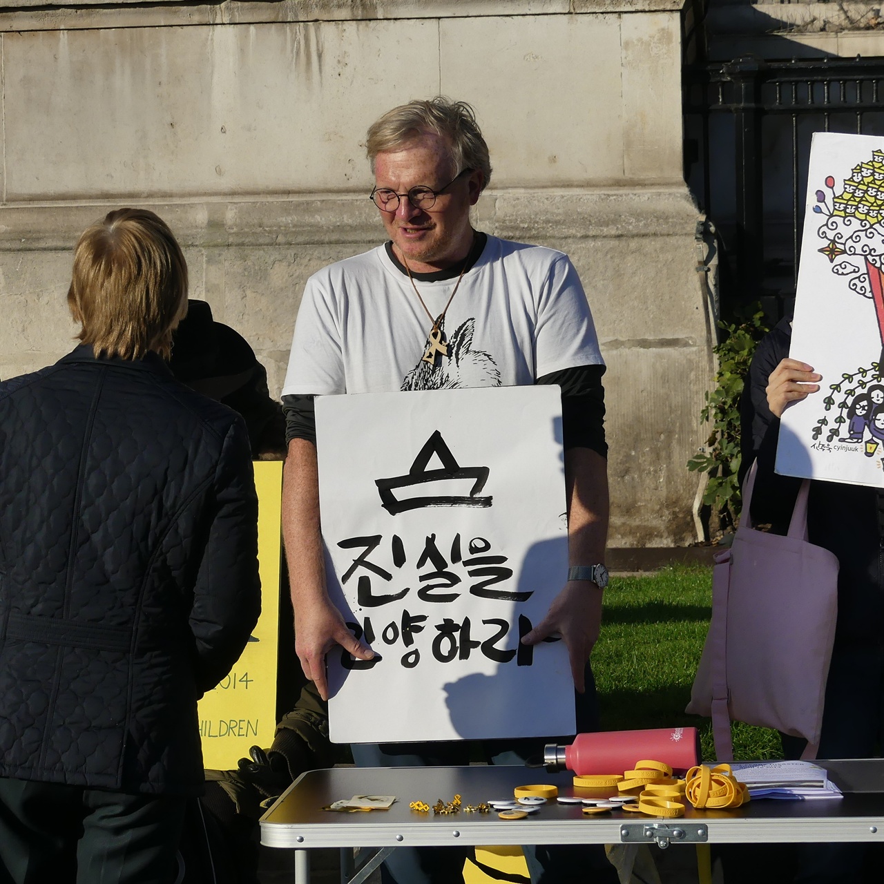  영국 런던에서 세월호 참사 진상규명 집회에 참여하고 하고 있는 앤드류 활동가