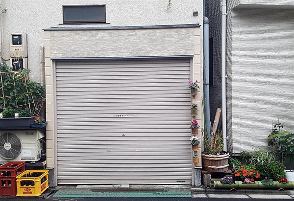 일본의 가정집 주차장 입구가 화분으로 장식돼 있다.