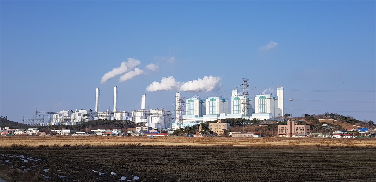 당진화력발전소 당진시 석문면 교로리에 위치한 한국동서발전 당진화력발전소 전경