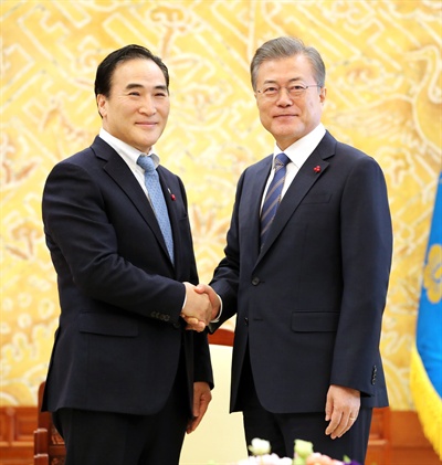 문재인 대통령이 19일 오전 청와대에서 김종양 인터폴(국제형사경찰기구) 총재와 만나 악수하고 있다.