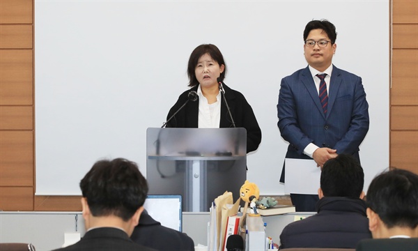 김영희 대검찰청 과거사진상조사단 총괄팀장이 19일 오전 서울 서초구 서울고검 기자실에서 기자회견을 열고 일부 검사가 조사단에 외압을 행사하고 있다고 주장하고 있다. 2018.12.19