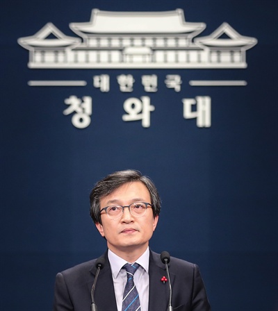 김의겸 청와대 대변인이 지난 18일 오후 청와대 춘추관에서 민정수석실 특감반 의혹과 관련해 입장문을 발표한 뒤 취재진 질문을 듣고 있는 모습. 
