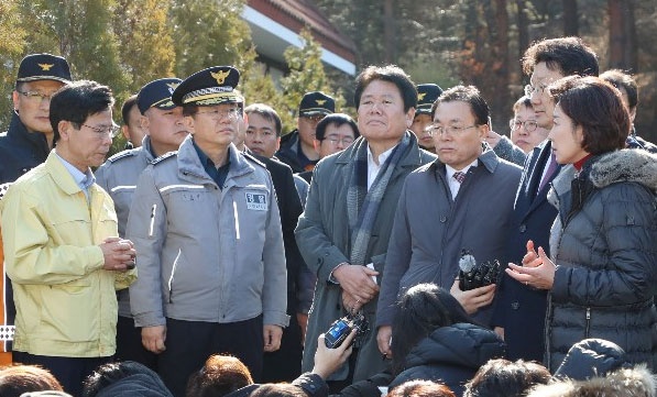 19일 나경원 자유한국당 원내대표가 18일 강릉에서 발생한 펜션 사고 현장을 찾아 관계자로부터 브리핑을 듣고있다.