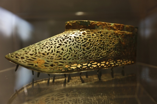 용과 봉황으로 장식된 금동신발. 고창 봉덕리에서 발굴된 것으로 삼국시대의 것으로 추정되고 있다.