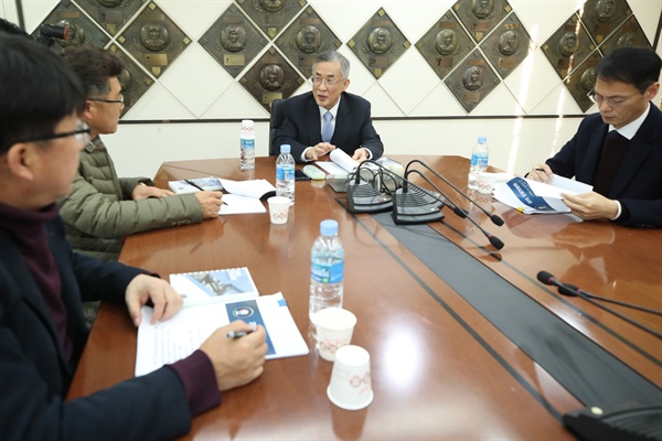 이택근 문우람 폭행사건 상벌위원회 19일 오후 서울 강남구 도곡동 야구회관에서 넥센 히어로즈 이택근이 3년 전 같은 팀 후배인 문우람을 폭행한 사건과 관련해 상벌위원회가 열리고 있다. 