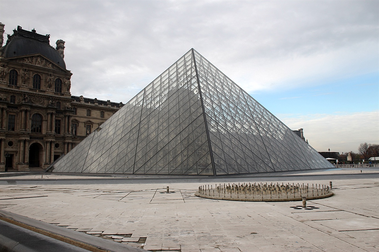 프랑스  루브르 박물관 유리 피라미드