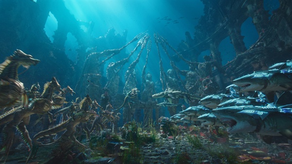  영화 < 아쿠아맨 >의 한 장면.  바닷속 왕국을 비롯해서 각종 해양 생명체를 그려낸 현란한 CG는 눈을 즐겁게 해준다.