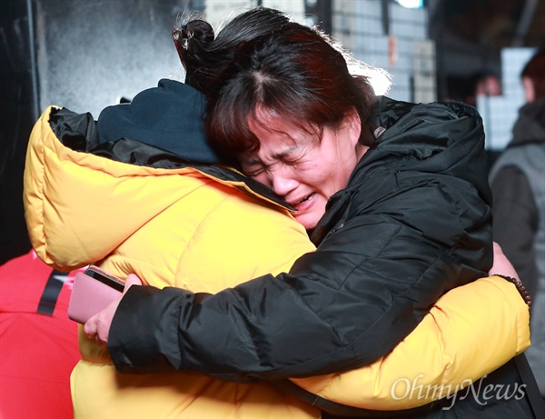 세월호참사 유가족 부둥켜 안고 오열하는 고 김용균씨 어머니 ‘태안화력발전소 24살 비정규직 고 김용균 청년추모행동의 날 - 너는 나다’가 19일 오후 광화문광장에서 고인의 어머니가 참석한 가운데 열렸다. 고 김용균씨 어머니 김미숙씨가 세월호참사 유가족 '영석 엄마' 권미화씨를 부둥켜 안고 오열하고 있다.