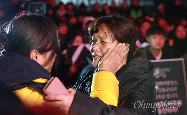  '영석 엄마' 권미화씨가 '용균 엄마' 김미숙씨의 눈물을 닦아 주고 있다.