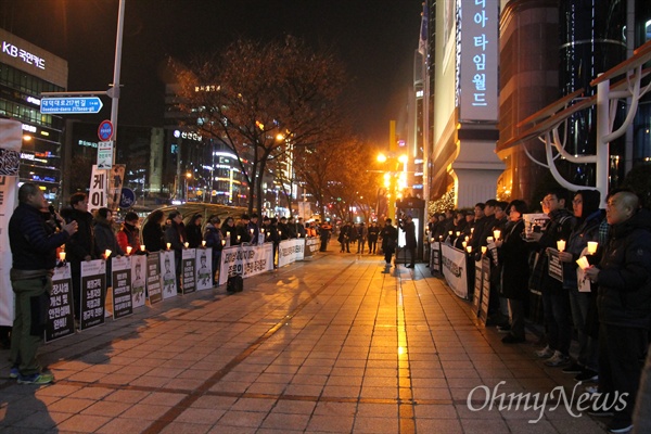 19일 저녁 대전 서구 둔산동 갤러리아타임월드 백화점 앞에서 200여명의 시민들이 참여한 가운데 '고 김용균 님 추모 촛불집회'가 열렸다.