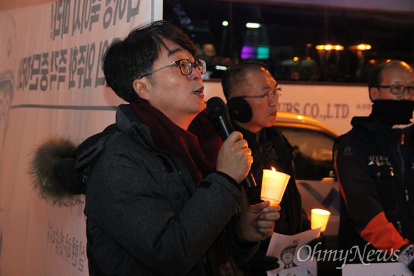 19일 저녁 대전 서구 둔산동 갤러리아타임월드 백화점 앞에서 200여명의 시민들이 참여한 가운데 '고 김용균 님 추모 촛불집회'가 개최됐다. 사진은 추모발언을 하고 있는 김신일 목사.