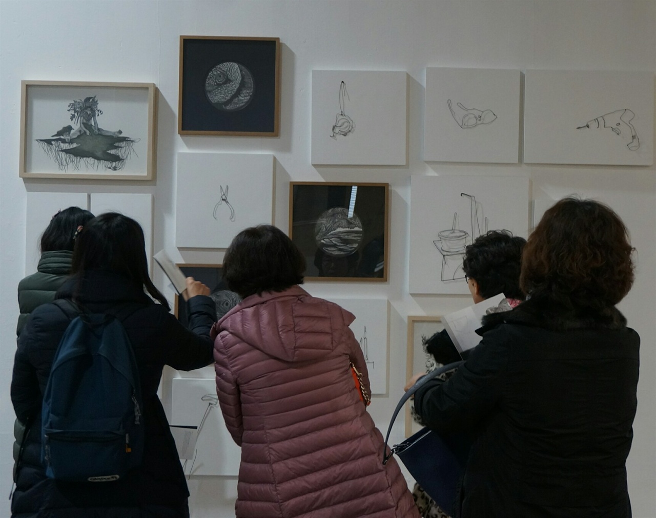  관람객들이 샘표 이천공장내'샘표 스페이스'에서 전시중인 한지민 작가, 김수현 작가의 작품을 감상하고 있다. 