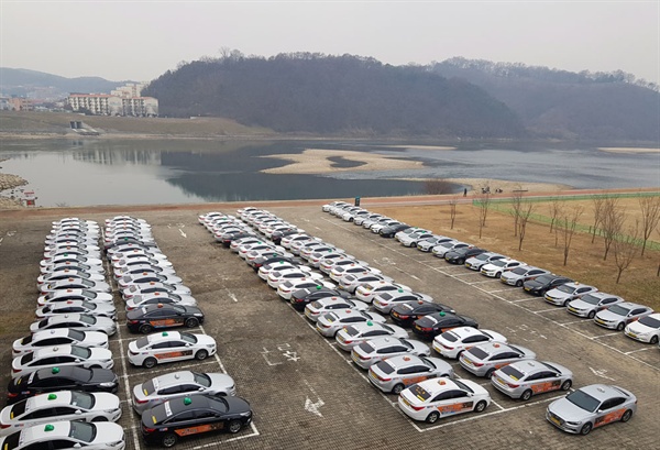 공주시에서 운행 중이던 택시들이 파업을 위해 서울로 상경하면서 금강둔치공원에 차량을 주차해 놓았다.
