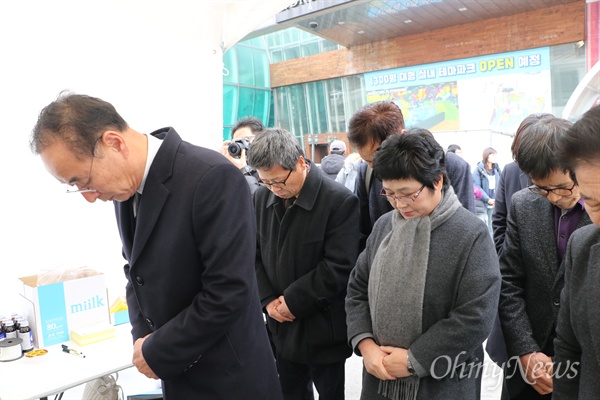 장세용 구미시장이 20일 오후 구미역 앞에 설치된 고 김용균씨 시민분향소를 찾아 분향을 했다.
