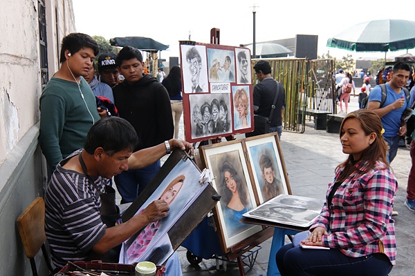 페루 수도 리마 뒷골목에서 관광객들에게 그림을 그려주는 길거리 화가 모습 