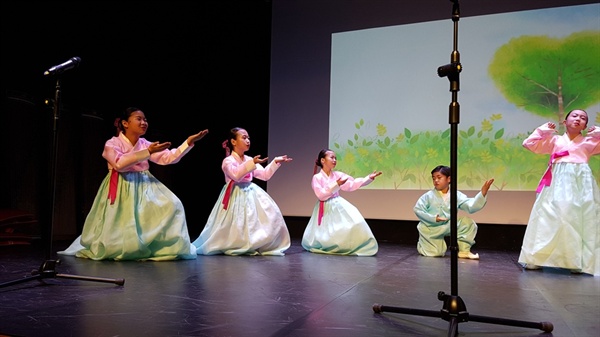 서산시어린이국악합창단원들이 20일 열린 정기공연에서 노래극을 선보이고 있다.