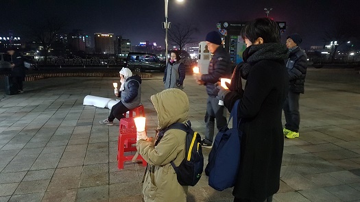  촛불을 밝히고 있는 홍성 주민들. 