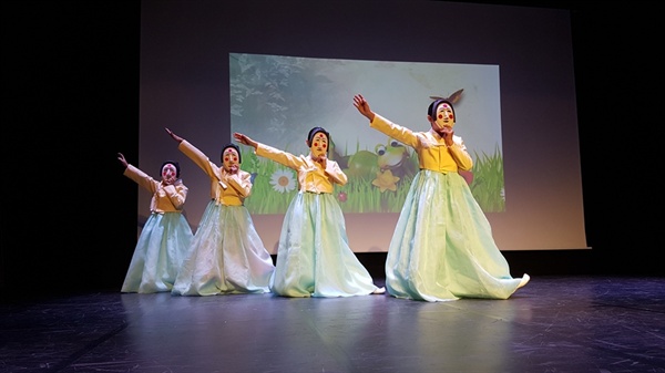 서산시어린이국악합창단이 탈을 이용해 개구쟁이 친구들의 발랄한 모습을 춤으로 표현하고 있다. 