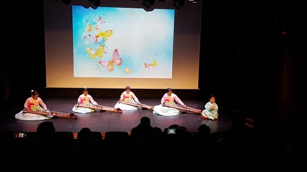 봄, 나비, 춤 등 귀엽고 사랑스러운 나비들의 춤곡인 '춘접무곡'을 국악합창단원들이 12현 가야금으로 연주하고 있다. 